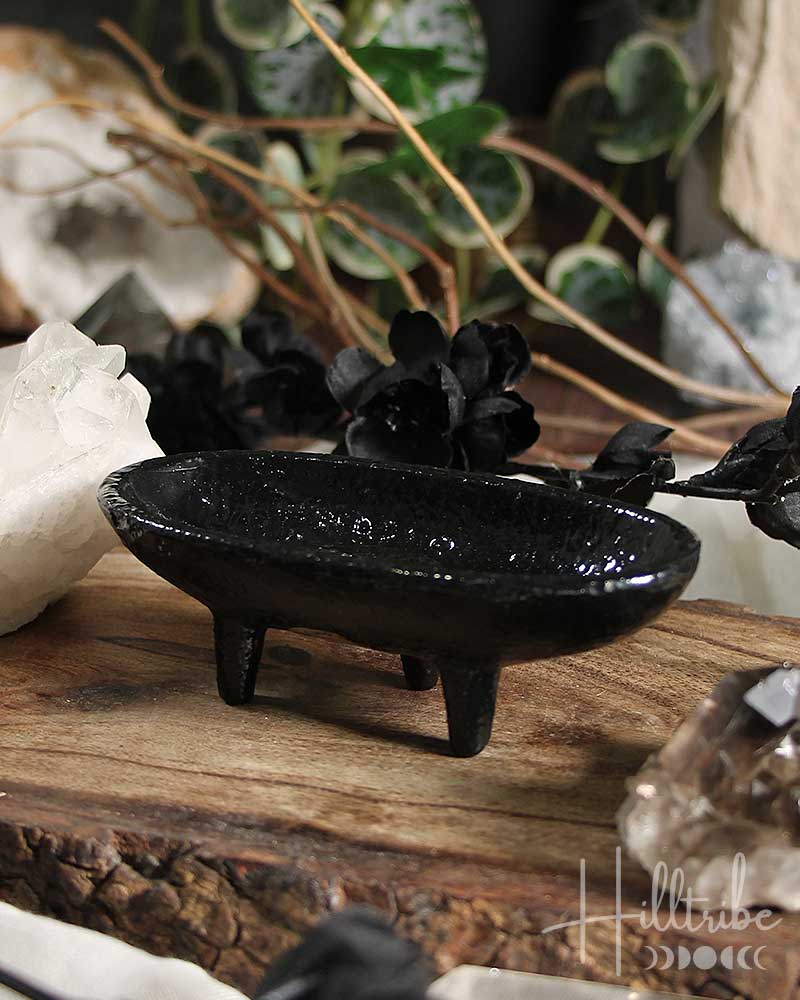 https://www.hilltribeontario.com/cdn/shop/products/cast-iron-canoe-incense-smudge-pot-from-hilltribe-ontario-aromatherapy-915582.jpg?v=1699560106